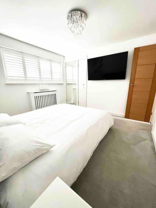 Recently Renovated,Modern House. Train Station Vila North Mymms Exterior foto